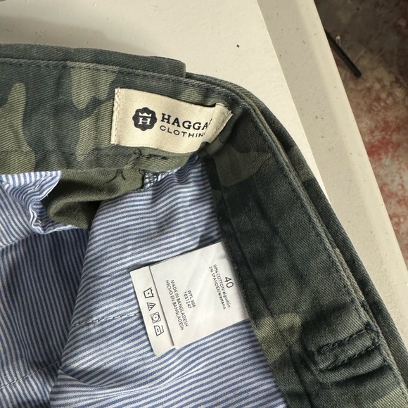 Haggar Clothing camo dress shorts with hidden elastic in the band. Size 40 - Picture 3 of 3